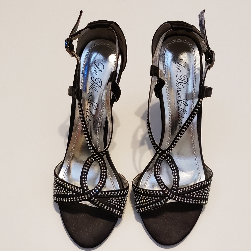 DE BOLSSOM COLLECTION BLACK STRAPPY HEELS SIZE 7.5